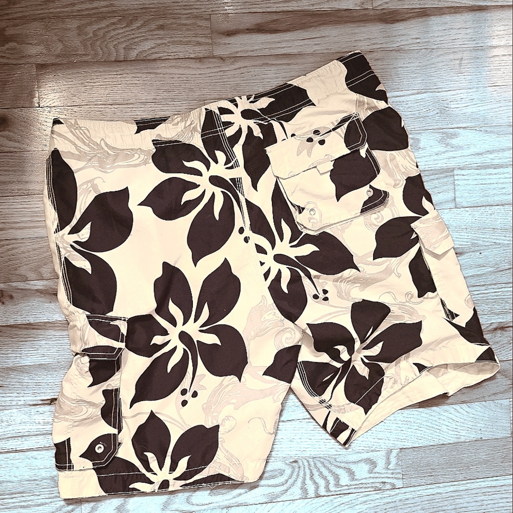 Joe Boxer Cream and Black Cargo Shorts SIZE M.